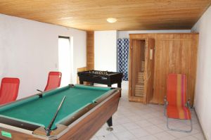 ist ein Gemeinschaftsraum mit Billard, Tischkicker und Sauna.Er steht allen Gästen zur Verfügung. - Bild 16: Ferienwohnung EifelNatur 6 - Große + komfortable FeWo für 12 Pers.