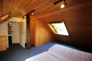 ist im Doppelschlafzimmer auf der Empore. Aus dem Dachfenster hat man einen wunderbaren Blick ins Grüne. - Bild 11: Ferienwohnung EifelNatur 6 - Große + komfortable FeWo für 12 Pers.