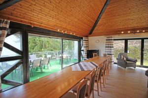 ist 4 Meter lang und kann bis auf 6 Meter verlängert werden. Hier findet jeder seinen Platz. - Bild 3: Ferienwohnung EifelNatur 6 - Große + komfortable FeWo für 12 Pers.