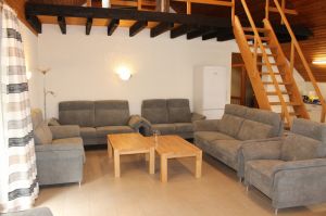 Die Sofas und Sessel bieten genügend Platz für 12 Personen. - Bild 2: Ferienwohnung EifelNatur 6 - Große + komfortable FeWo für 12 Pers.