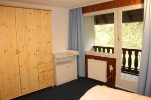 steht auch im Familienzimmer. Außerdem hat das Zimmer einen eigenen kleinen Balkon und einen Ferseher. - Bild 7: Ferienwohnung EifelNatur 6 - Große + komfortable FeWo für 12 Pers.