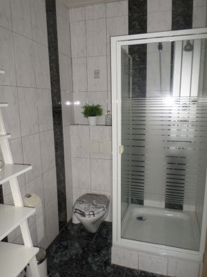 Toilette und Duschkabine sind auf der rechten Seite des Zimmers. - Bild 14: Nordseenahes Ferienhaus in Ostfriesland für Familie und Co