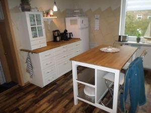 IKEA Küchenzeile mit komplett eingerichteten Schubkästen. 
Kühl/Gefrierschrank, Kaffeemaschine, Wasserkocher, Toaster, Mikrowelle gehören zur Ausstattung. 
Desweiteren befindet sich eine Speisekammer im Nebenraum. - Bild 10: Nordseenahes Ferienhaus in Ostfriesland für Familie und Co