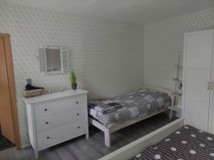 Es ist auch noch ein Einzelbett in diesem Zimmer vorhanden. Ein Leiterregal bietet hier Ablageflächen. - Bild 12: Nordseenahes Ferienhaus in Ostfriesland für Familie und Co
