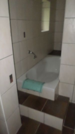 Hier besteht die Möglichkeit zu baden bzw. zu Duschen. Dieses Badewannezimmer befindet sich ebenfalls im Erdgeschoss neben dem benachbartem Toilettenbad. - Bild 16: Nordseenahes Ferienhaus in Ostfriesland für Familie und Co