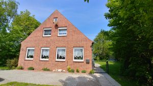 Im unteren Bereich ist das Wohn-und Esszimmer. Oben befindet sich ein Schlafzimmer sowie ein Kinderzimmer. Vor dem Haus ist ein gepflasterter Parkplatz. Stellplätze für maximal 2 Autos. - Bild 6: Nordseenahes Ferienhaus in Ostfriesland für Familie und Co