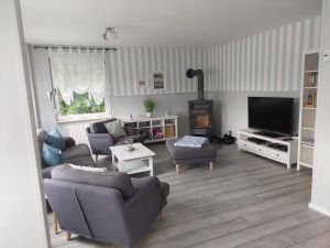 Geräumige Eckgarnitur und ein XXl-Sessel. Kaminofen, Sat-TV, Radio mit CD-Player, WLAN und Gesellschaftsspiele sind vorhanden - Bild 7: Nordseenahes Ferienhaus in Ostfriesland für Familie und Co