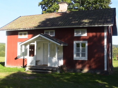 Bild: Holzhaus wo der Elch wohnt in Ekshärad Värmland, Mittelschweden, Ruderboot