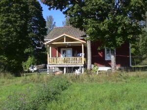 Bild 12: Holzhaus wo der Elch wohnt in Ekshärad Värmland, Mittelschweden, Ruderboot