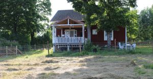 Bild 3: Holzhaus wo der Elch wohnt in Ekshärad Värmland, Mittelschweden, Ruderboot