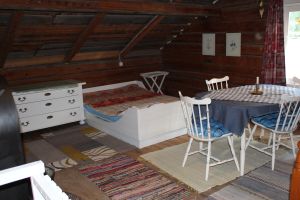 Bild 11: Holzhaus wo der Elch wohnt in Ekshärad Värmland, Mittelschweden, Ruderboot