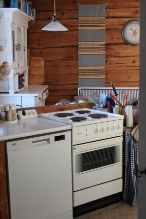 Bild 2: Holzhaus wo der Elch wohnt in Ekshärad Värmland, Mittelschweden, Ruderboot