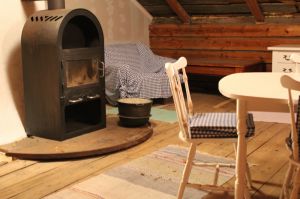 Bild 18: Holzhaus wo der Elch wohnt in Ekshärad Värmland, Mittelschweden, Ruderboot