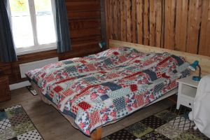 Bild 10: Holzhaus wo der Elch wohnt in Ekshärad Värmland, Mittelschweden, Ruderboot