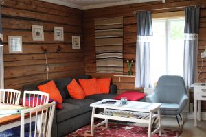 Bild 14: Holzhaus wo der Elch wohnt in Ekshärad Värmland, Mittelschweden, Ruderboot
