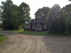 Bild 24: Holzhaus wo der Elch wohnt in Ekshärad Värmland, Mittelschweden, Ruderboot