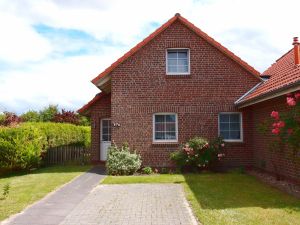 Auf der Vorderseite stehen Ihnen direkt vor dem Haus 2 PKW-Stellplätze zur Verfügung - Bild 3: Ferienhaus "Im Möwennest", am Rand zu Norddeich für 6 Personen, Norden