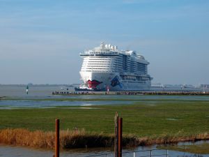 AIDAnova - Schiffsüberführung auf der Ems am Sperrwerk in Gandersum. Eine Besichtigung der Meyer-Werft in Papenburg ist ein Erlebnis. - Bild 30: Ferienhaus "Im Möwennest", am Rand zu Norddeich für 6 Personen, Norden