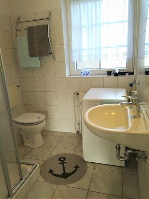 1. Duschbadezimmer im Erdgeschoss - Bild 12: Ferienhaus "Im Möwennest", am Rand zu Norddeich für 6 Personen, Norden