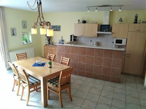 Gemütliche Essecke mit Wohnküche, diese ist komplett eingerichtet mit z.B. Spülmaschine und Umluftherd mit Ceranfeld - Bild 7: Ferienhaus "Im Möwennest", am Rand zu Norddeich für 6 Personen, Norden