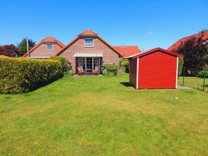 Viel Platz zum Toben, Spielen oder einfach nur Ausspannen im großen Garten. Edelstahl-Holzkohlegrill im Gartenhaus - Bild 4: Ferienhaus "Im Möwennest", am Rand zu Norddeich für 6 Personen, Norden
