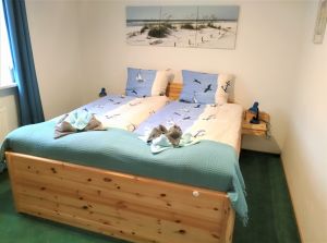 1. Schlafzimmer im Erdgeschoss mit Hochbett - Bild 10: Ferienhaus "Im Möwennest", am Rand zu Norddeich für 6 Personen, Norden