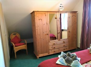 Hinter dem Schrank steht auch ein zusätzliches Babybett - Bild 14: Ferienhaus "Im Möwennest", am Rand zu Norddeich für 6 Personen, Norden