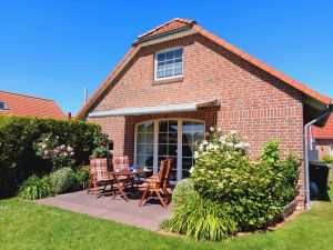 Die Terrasse ist von einem Blumenbeet an 2 Seiten eingesäumt - Bild 5: Ferienhaus "Im Möwennest", am Rand zu Norddeich für 6 Personen, Norden
