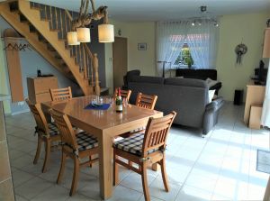 Blick auf den Eingangsbereich und die Treppe ins Obergeschoss - Bild 9: Ferienhaus "Im Möwennest", am Rand zu Norddeich für 6 Personen, Norden