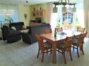 Blick auf Essecke, Wohnzimmer und Terrasse - Bild 8: Ferienhaus "Im Möwennest", am Rand zu Norddeich für 6 Personen, Norden