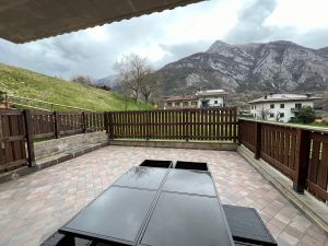 die Ferienwohnung liegt wunderbar ruhig und doch bequem zum Ledrosee - Bild 10: Ferienwohnung Valentina mit eingezäunte Terrasse am Ledrosee