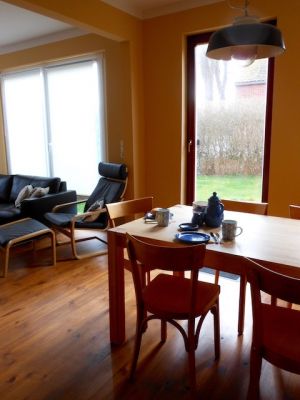 Blick vom Esszimmer auf die überdachte Terrasse und in das offene Wohnzimmer - Bild 9: Altes Kolonialwarenhaus - für Urlaub mit Hund auf Fehmarn