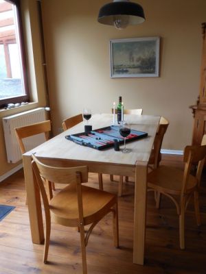 ein großer Holztisch lädt für bis zu 6 Personen zum Essen ein - Bild 10: Altes Kolonialwarenhaus - für Urlaub mit Hund auf Fehmarn