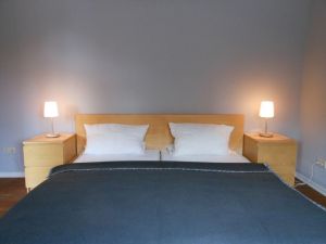 Dieses Schlafzimmer verfügt über ein großes Doppelbett (180 x 200), einen Kleiderschrank und liegt direkt rechts neben dem … Hausflur - Bild 2: Altes Kolonialwarenhaus - für Urlaub mit Hund auf Fehmarn