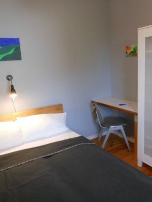 das zweite Schlafzimmer verfügt ebenfalls über ein Doppelbett (140 x 200), einen kleinen Schreibtisch und einen Kleiderschrank … mit Spiegeltür und liegt neben der Küche - Bild 4: Altes Kolonialwarenhaus - für Urlaub mit Hund auf Fehmarn