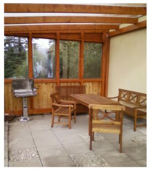 eine überdachte und geschützte Terrasse mit direktem Gartenzugang lädt zum Grillen ein - Bild 15: Altes Kolonialwarenhaus - für Urlaub mit Hund auf Fehmarn