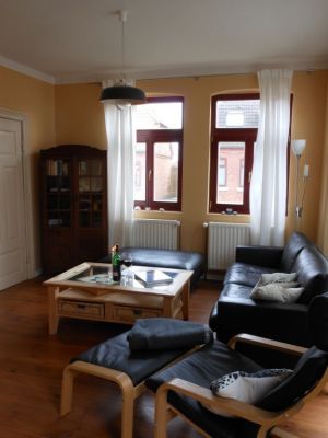 unser Wohnzimmer verfügt über eine Ledercouch, einen großen Ledersitz und einen Ledersessel mit Fußbänkchen - Bild 7: Altes Kolonialwarenhaus - für Urlaub mit Hund auf Fehmarn