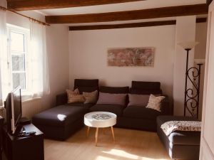 Gemütliche Couch, die zum Relaxen und Abschalten einlädt. - Bild 5: Urlaub mit Hund in Ostseenähe - komplett eingezäunter Garten