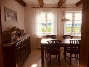 Das Ferienhaus hat zur Ost- und Westseite einen unverbauten Blick in die Natur. - Bild 7: Urlaub mit Hund in Ostseenähe - komplett eingezäunter Garten