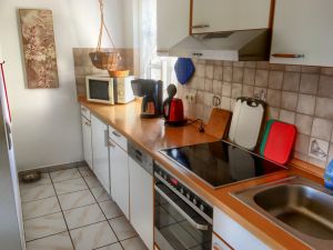 Küchenzeile mit modernen E-Geräten: Kühlschrank, Backofen und Ceranfeld, Spühlmaschine, Microwelle, Kaffeemaschine, Wasserkocher - Bild 13: Urlaub mit Hund in Ostseenähe - komplett eingezäunter Garten