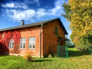 Das ehemalige Bauernhaus hat traditionell dänische Fenster und Türen. Der gesamte Ferienbereich ist separat abgegrenzt, so dass unsere Gäste ganz ungestört ihren Urlaub genießen können. - Bild 1: Urlaub mit Hund in Ostseenähe - komplett eingezäunter Garten