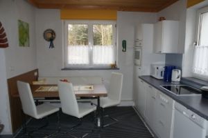 Unsere Küche ist mit Geschirrspüler, Kaffeemaschine, Wasserkocher, Plattengrill, Toaster, Mikrowelle, Ceranfeld, Backofen und Kühlschrank mit Gefrierfach ausgestattet. - Bild 3: Ferienhaus Moser im Ötscherland