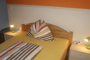 Das breite Bett ist auch zu zweit noch bequem. - Bild 8: Ferienhaus Moser im Ötscherland