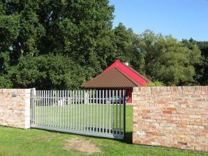Bild 4: P104a Ferienhaus Mikosch mit eingezäunten Garten fußläufig zum Wasser