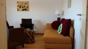 rechts sieht man das Schlafsofa für 1 Person - Bild 1: Ferienwohnung Gersfeld - schön wohnen in der Rhön, auch mit Hund!