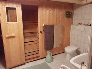 zweites Badezimmer mit Sauna und Dusche - Bild 9: Vollausgestattetes Ferienhaus im Pfälzer Wald zur Alleinnutzung