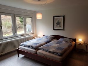 Schlafbereich mit Blick in die Natur 
(Doppelbett  (100*200 je Bett) - Bild 6: Vollausgestattetes Ferienhaus im Pfälzer Wald zur Alleinnutzung