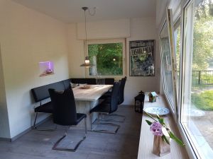 Essplatz mit Blick in das Tal - Bild 4: Vollausgestattetes Ferienhaus im Pfälzer Wald zur Alleinnutzung