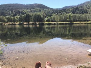 Am ende von Rue de Morbieux, am andere Seite des Bergs liegt Saulxures sur Mosellotte wo mann sehr schön Baden kann, so auch mit kleine Kinder weil es ein tolles Sandstrand hat mit schön klares Wasser. - Bild 1: Urlaub auf den Bauernhof in den Vogesen