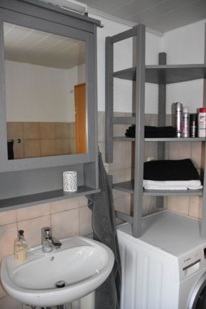 Badzimmer mit Dusche und großes Regal sowie Waschmaschine. - Bild 16: Schönes Ferienhaus m. großem, eingezäunten Garten Stinteck / Büsum Nordsee